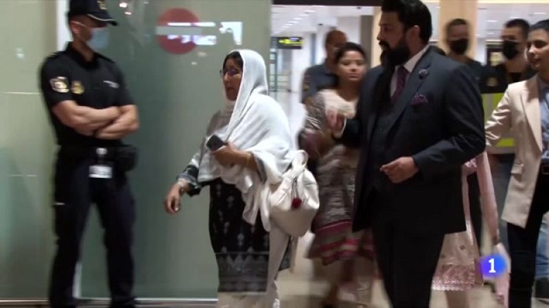 Arriben a Barcelona la mare i un germà de les noies pakistaneses assassinades