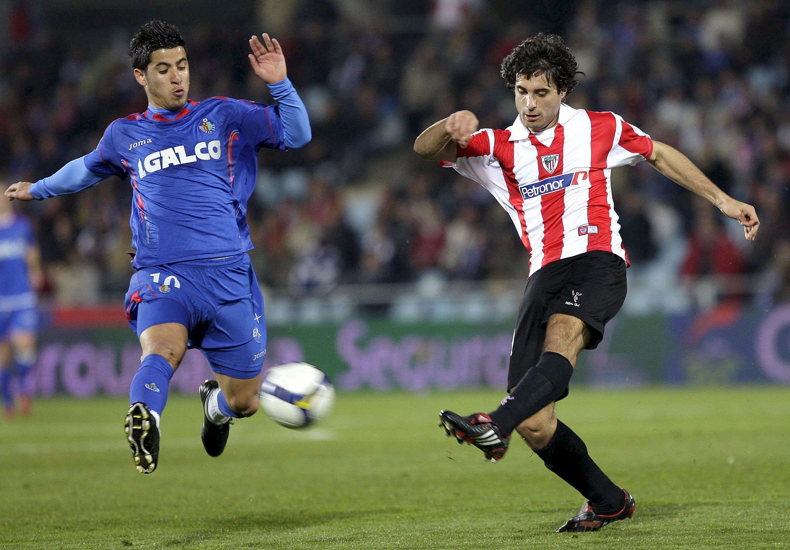 El jugador del Getafe, Albín, lucha por el balón con Etxeita del Athletic de Bilbao