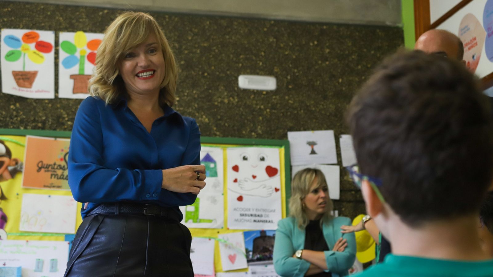La ministra de Educación y Formación Profesional, Pilar Alegría, conversa con unos estudiantes