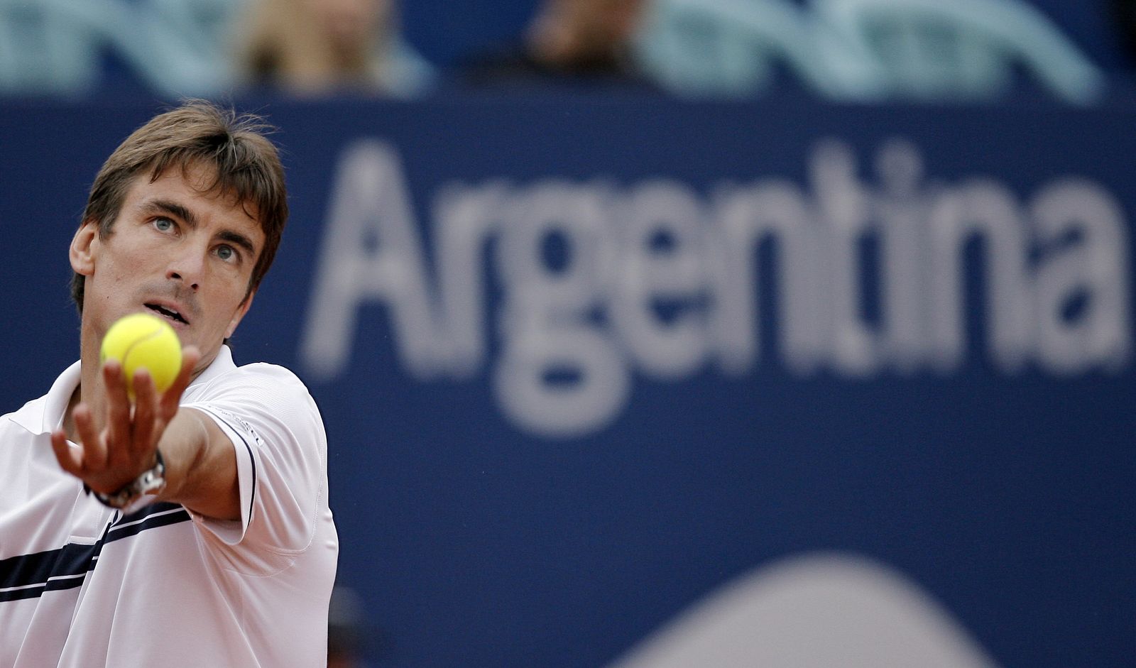 El tenista español Tommy Robredo sirve para el argentino Juan Mónaco.