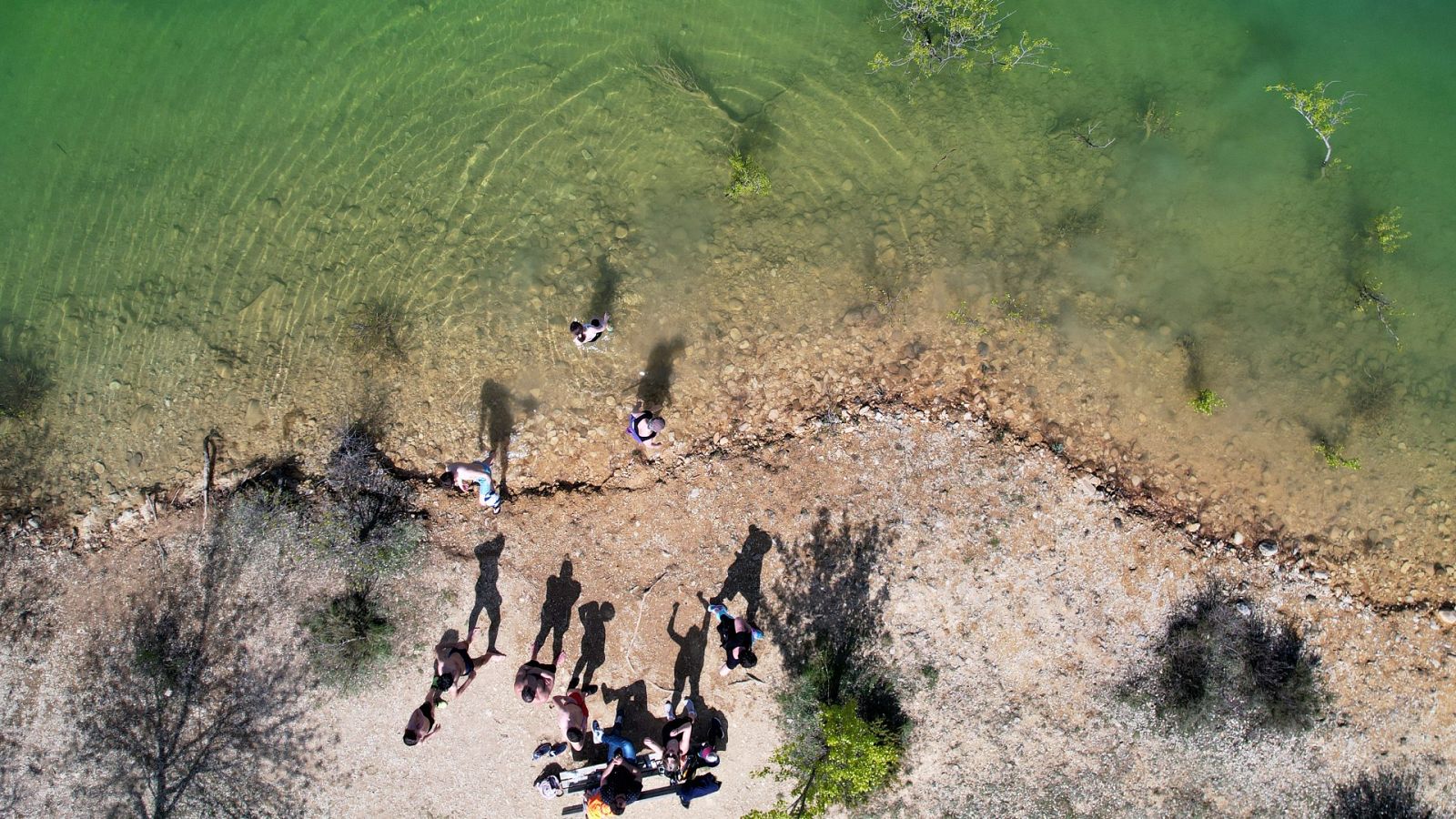 Un grupo de personas en un pequeño islote del pantano de Alloz, en Navarra.