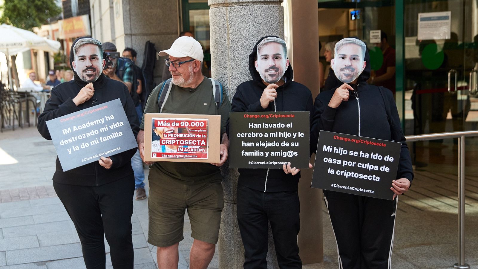 Entrega de firmas contra la criptosecta al Ministerio de Justicia