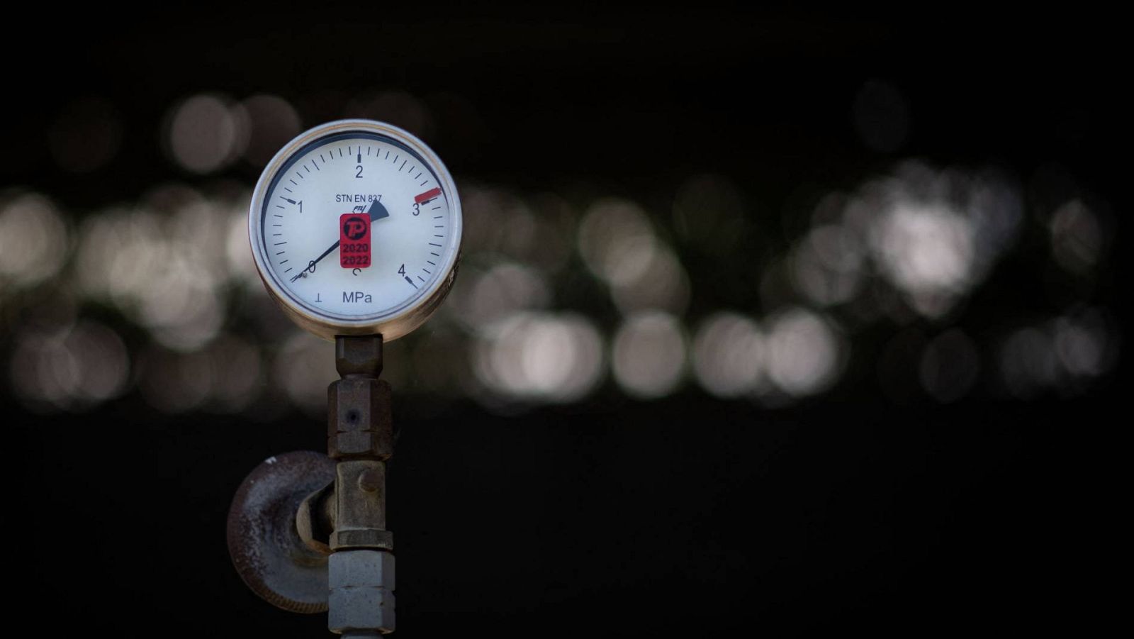 Las compras a través del oleoducto Druzhba estarán exentas, por ahora, de la prohibición de importar gas ruso; en la imagen, una válvula de esa tubería a su paso por Bratislava