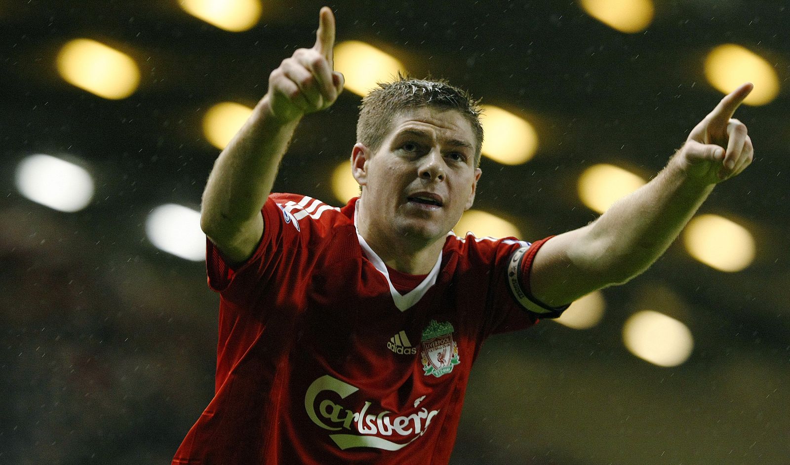 Gerrard celebra un gol con el Liverpool ante el Everton el día que se lesionó