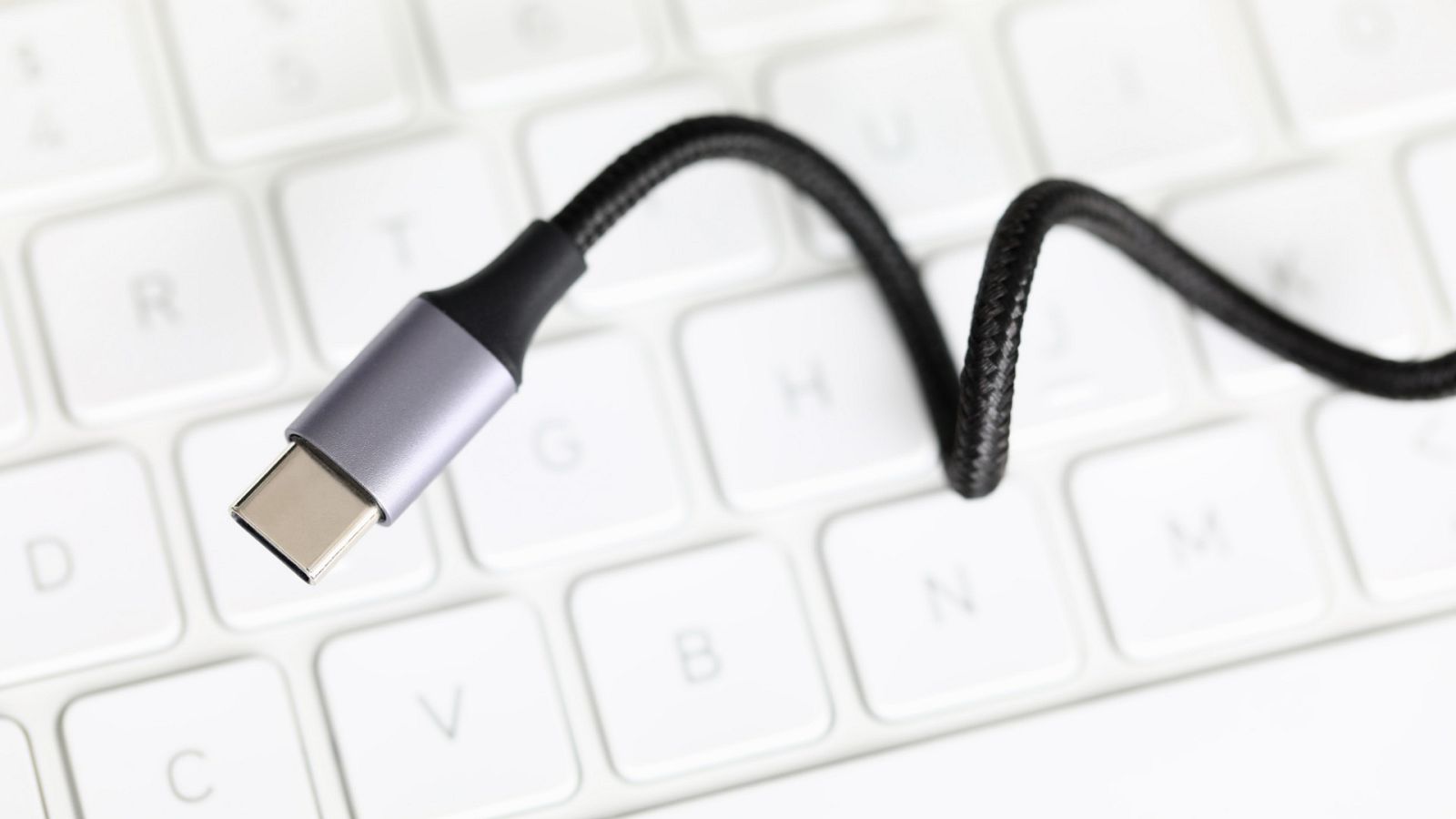 Cable USB Tipo- C que sirve para cargar móviles, tablets, cámaras y otros pequeños aparatos electrónicos