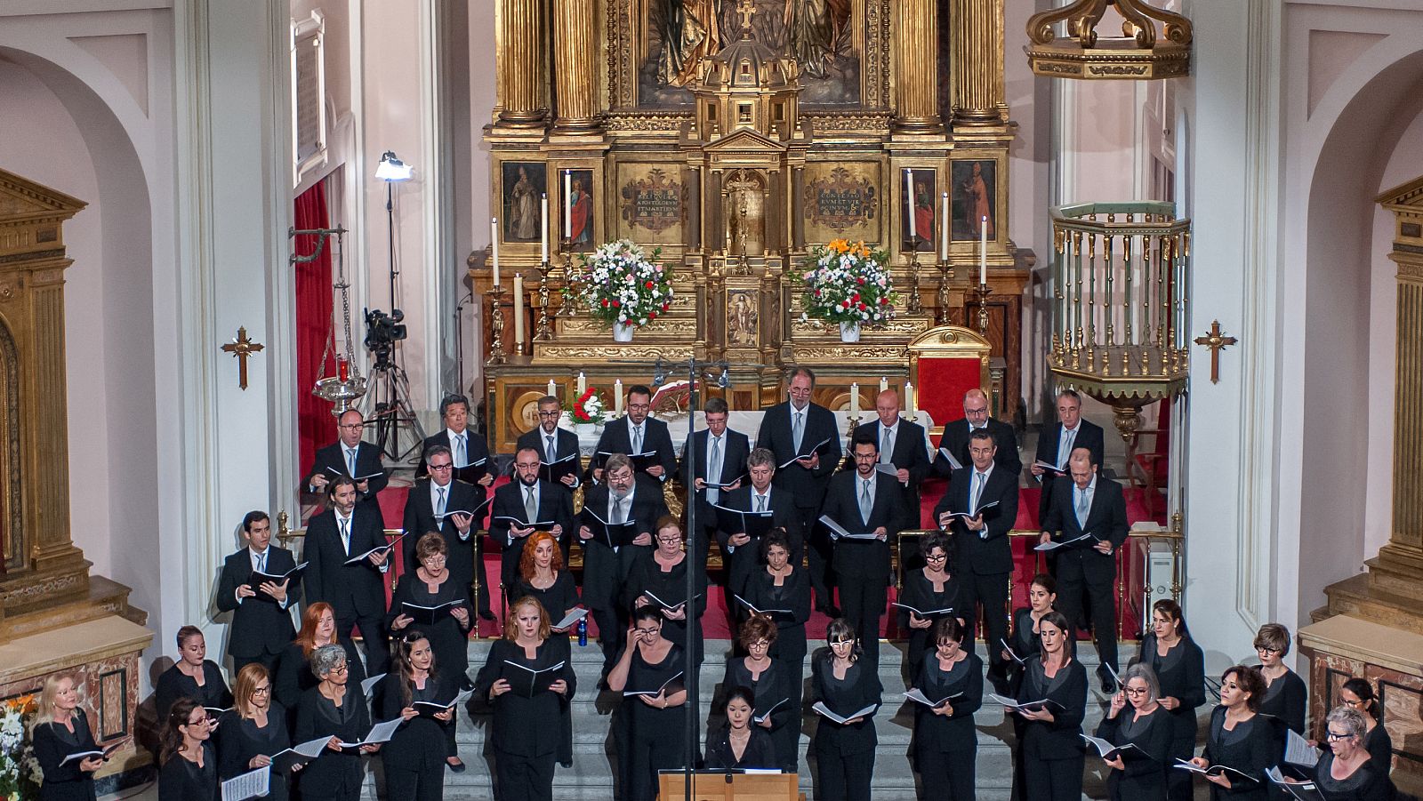 Concierto del Coro RTVE en el Real Monasterio de Santa Isabel dirigido por Marco Antonio Garc�a de Paz