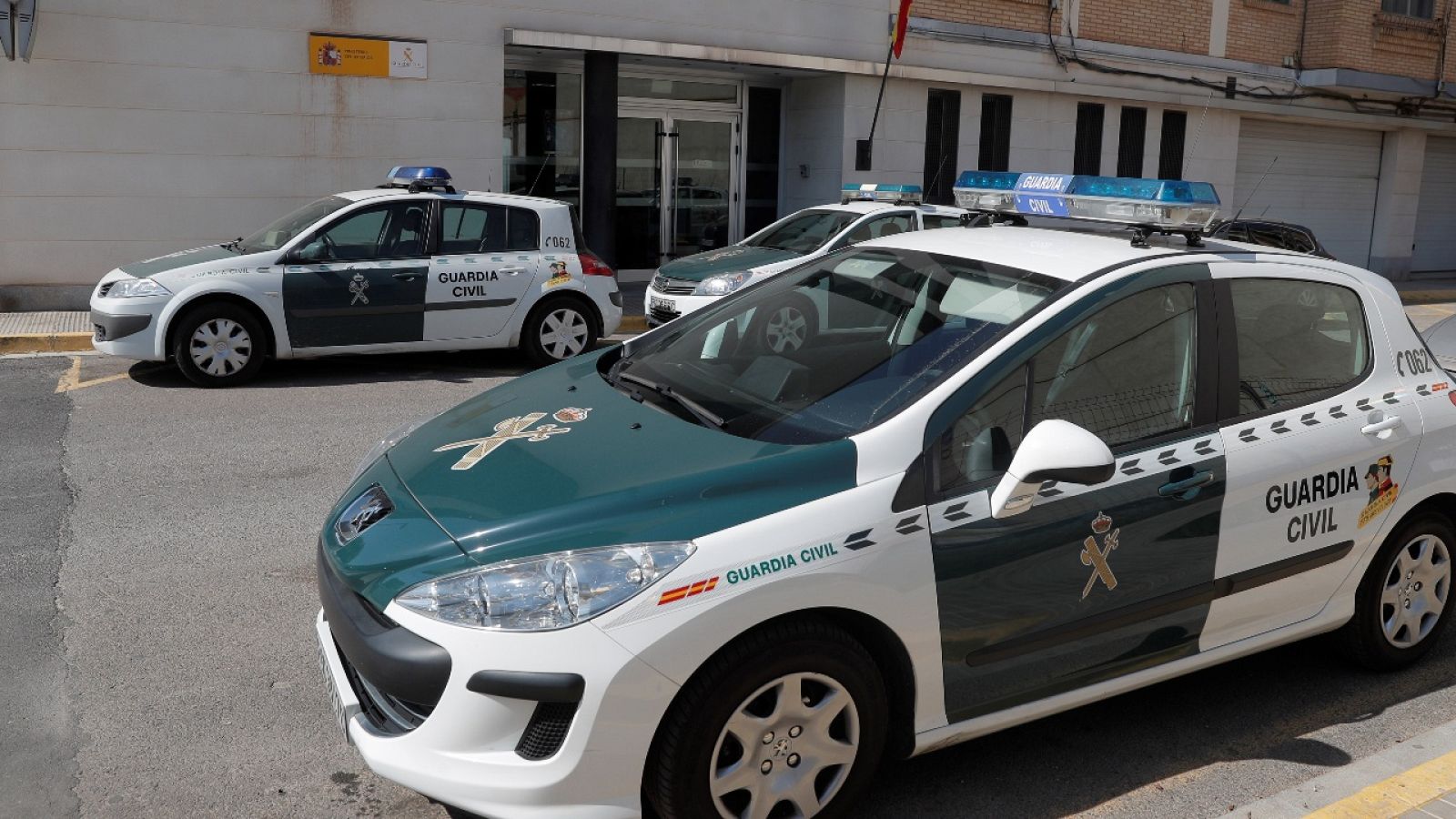 Coches de la Guardia Civil frente a un cuartel