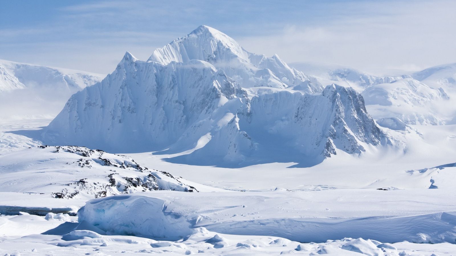 Una montaña cubierta de nieve en la Antártida