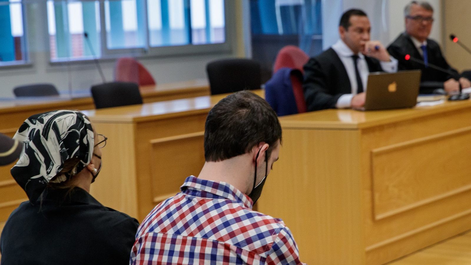 Francisco Javier García, el Cuco (d), y su madre, Rosalía García (i) sentados en la sala del juzgado de lo penal 7 de Sevilla