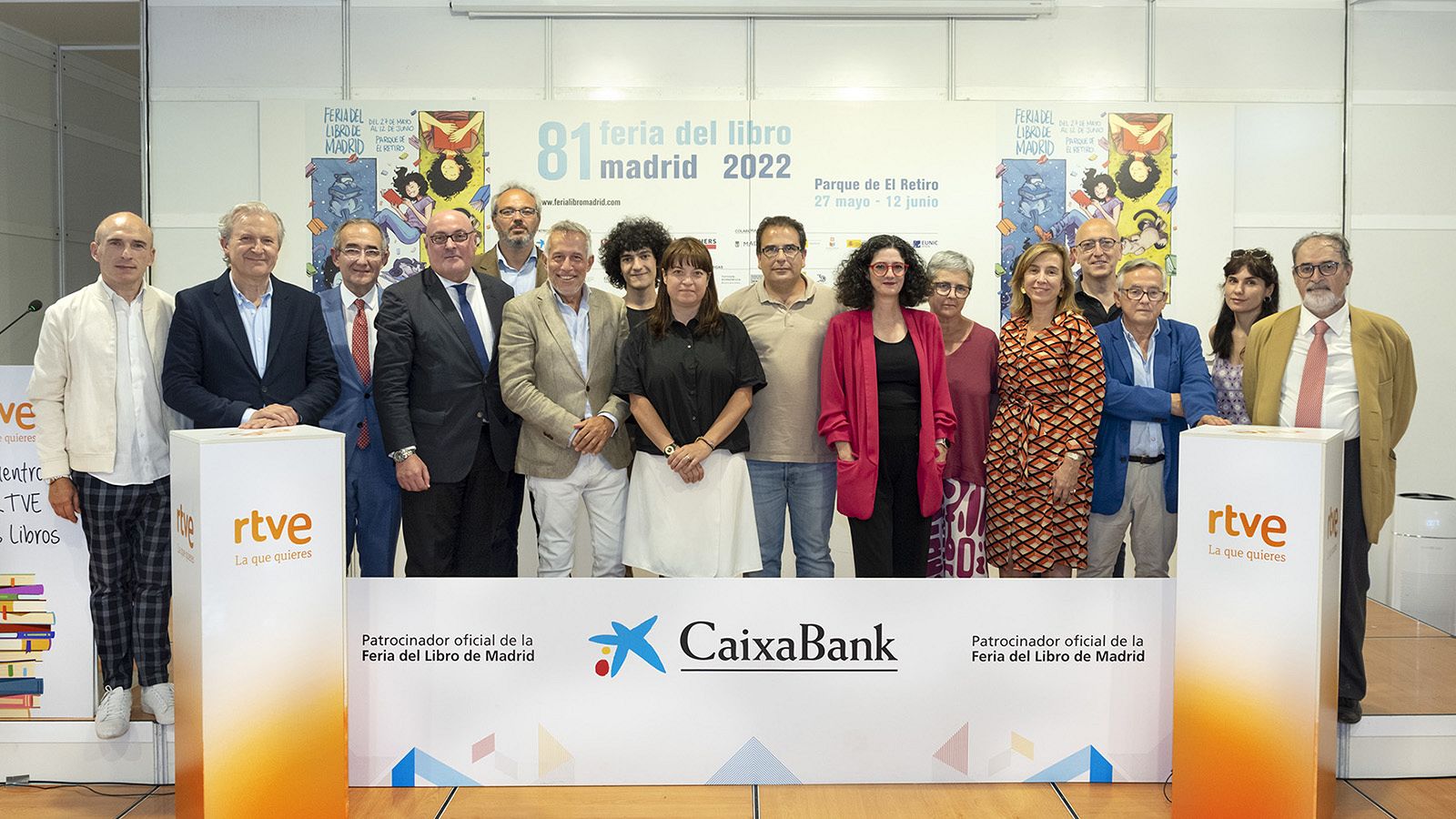 Foto de familia RTVE con los libros