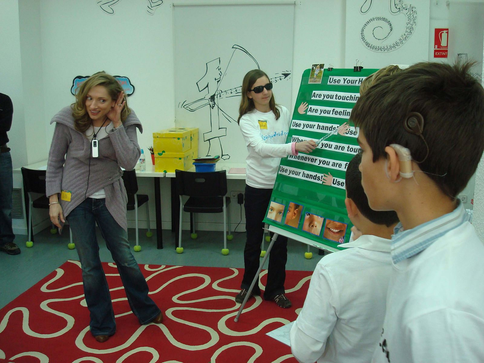 Una profesora sorda imparte una clase de inglés