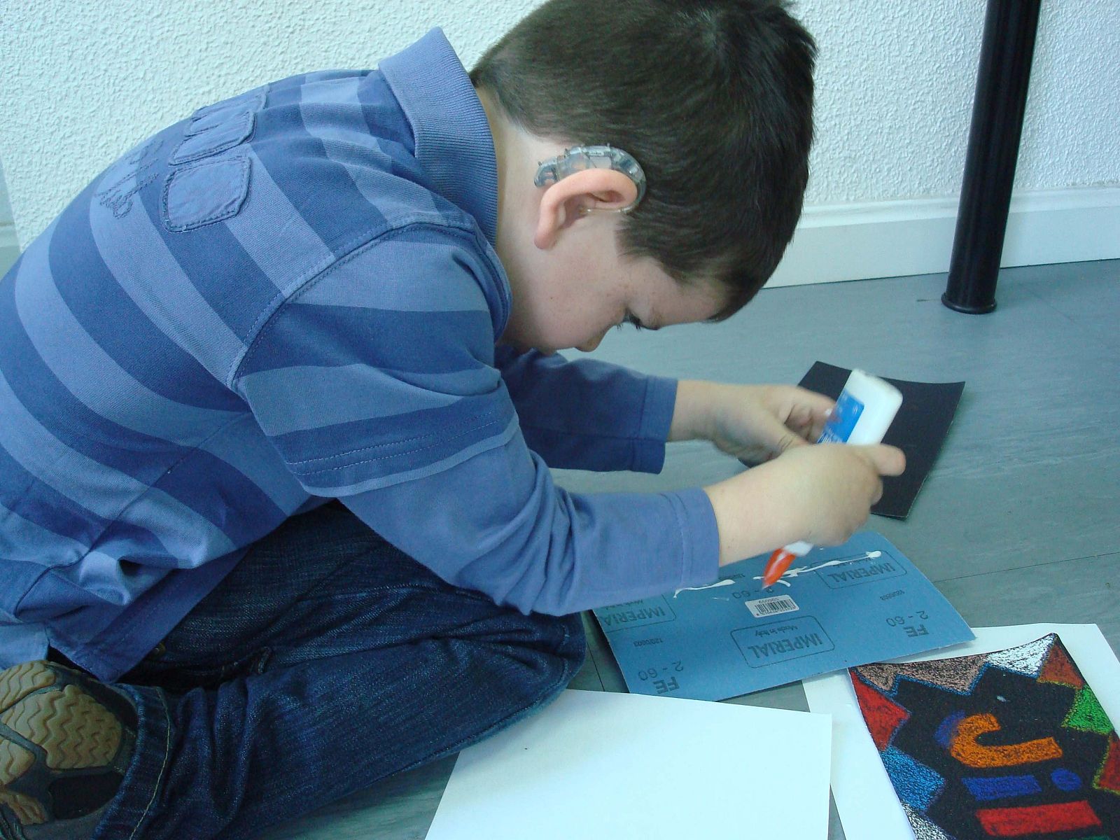 Un nIño sordo con un audífono convencional