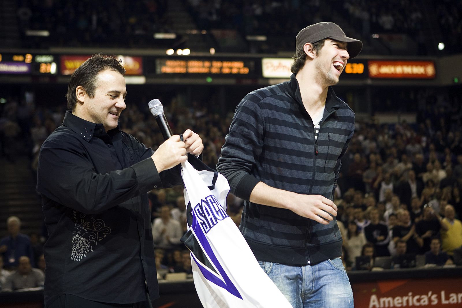 Michael Phelps, en un partido de baloncesto de la NBA