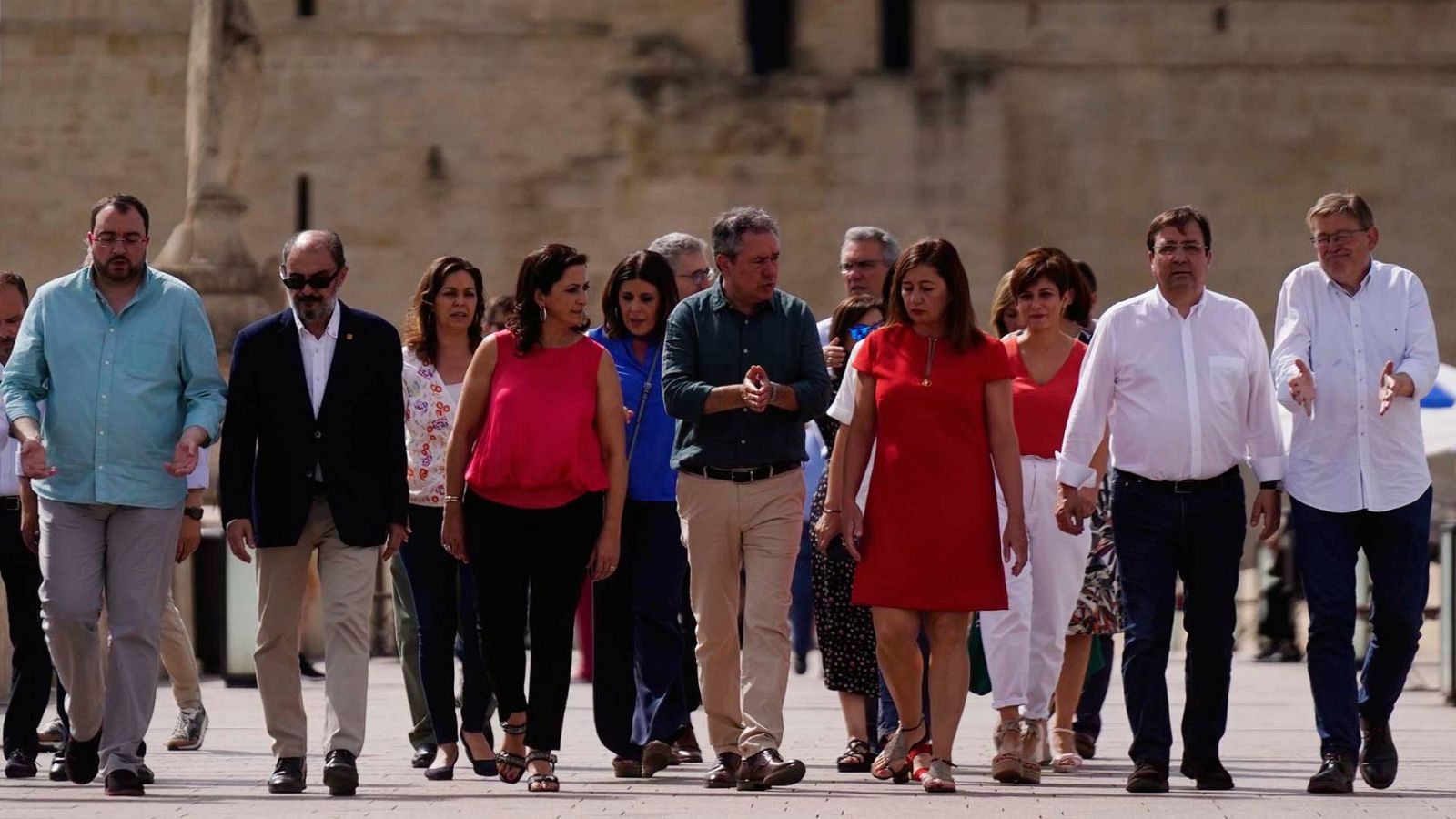 El candidato del PSOE a las elecciones en Andalucía, Juan Espadas, durante un paseo electoral donde es acompañado por los presidentes socialistas de las comunidades autómomas