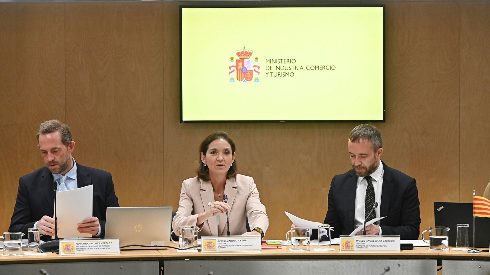 La ministra de Industria, Comercio y Turismo, Reyes Maroto, apompañada por el secretario de Estado de Turismo, Fernando Valdés, y el director del Instituto de Turismo de España, Miguel Ángel Sanz