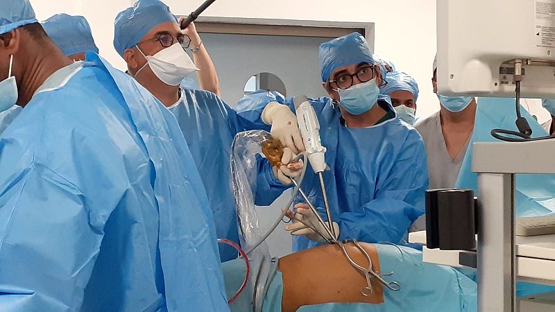 Diego Gonz�lez Rivas, el cirujano que ha operado en m�s pa�ses en la historia de la medicina