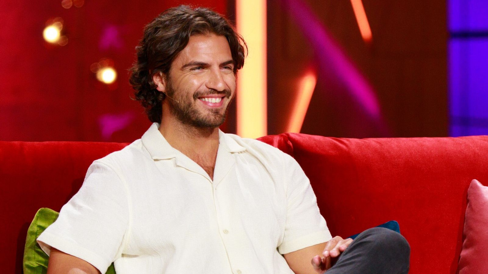 Maxi Iglesias revela detalles sobre su escena de beso con Úrsula Corberó