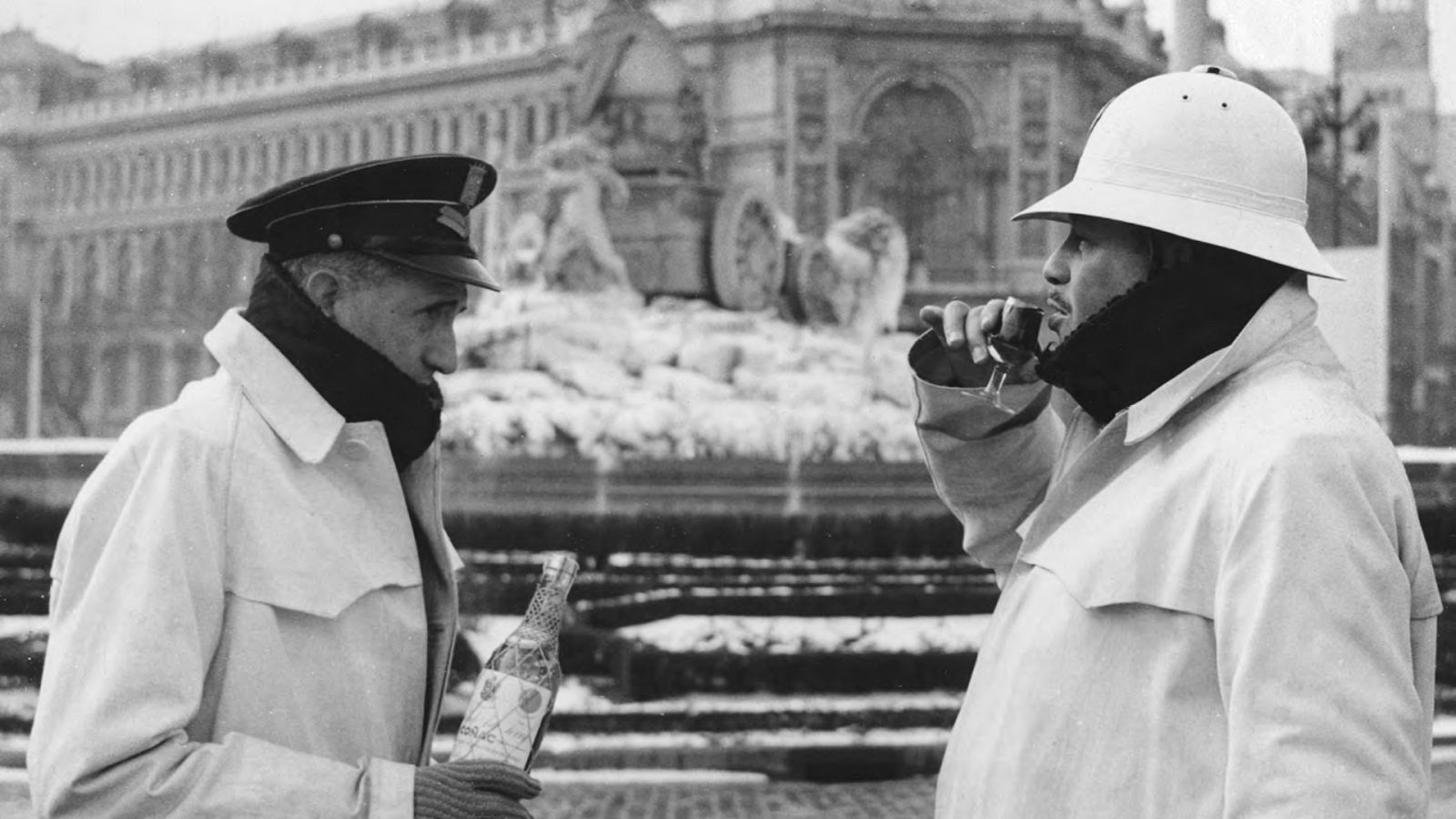 'Para combatir el frío: coñac para los guardias de servicio' (1954)