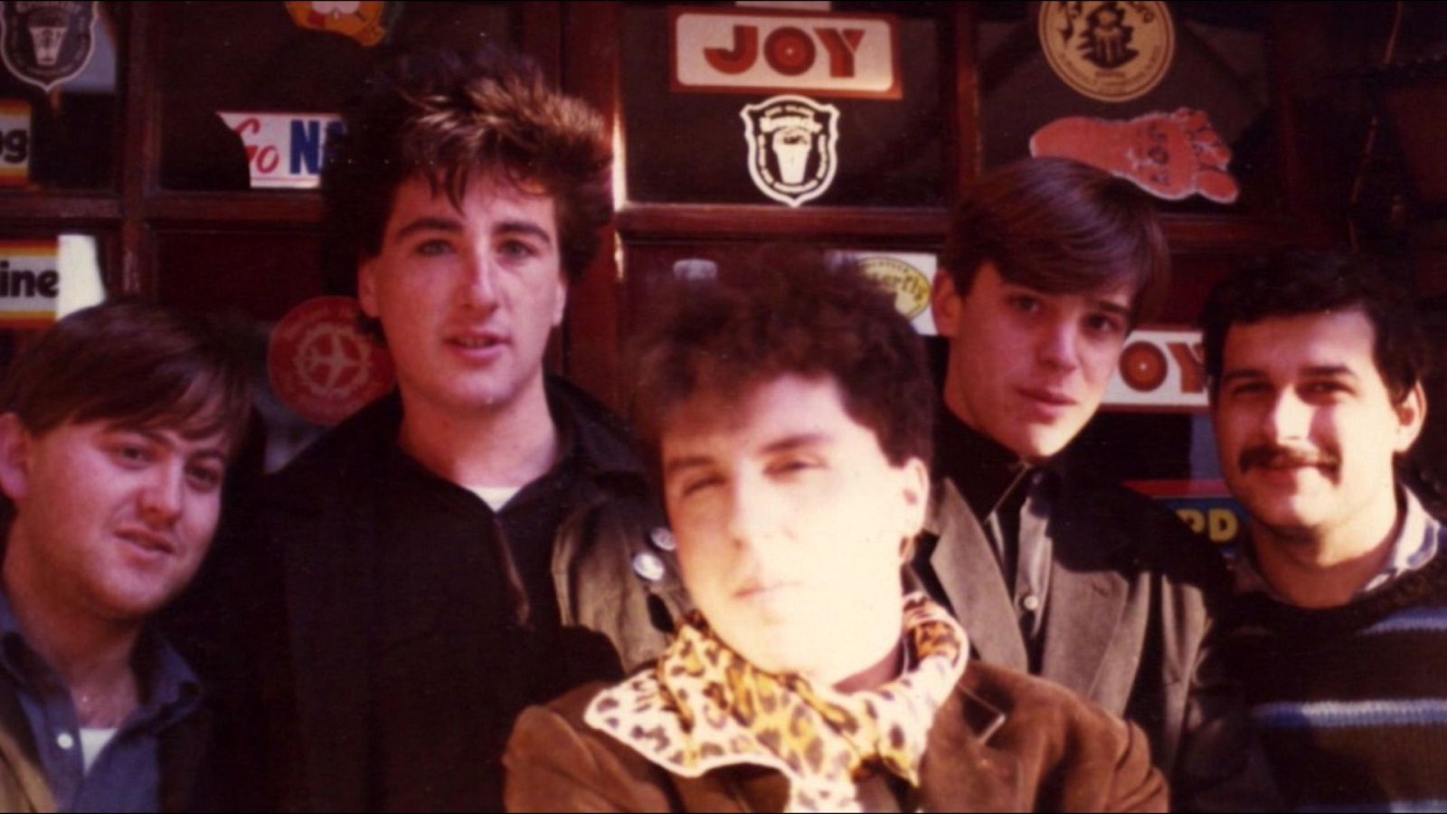 Primera foto de promoción de Danza Invisible con todos los integrantes de la banda