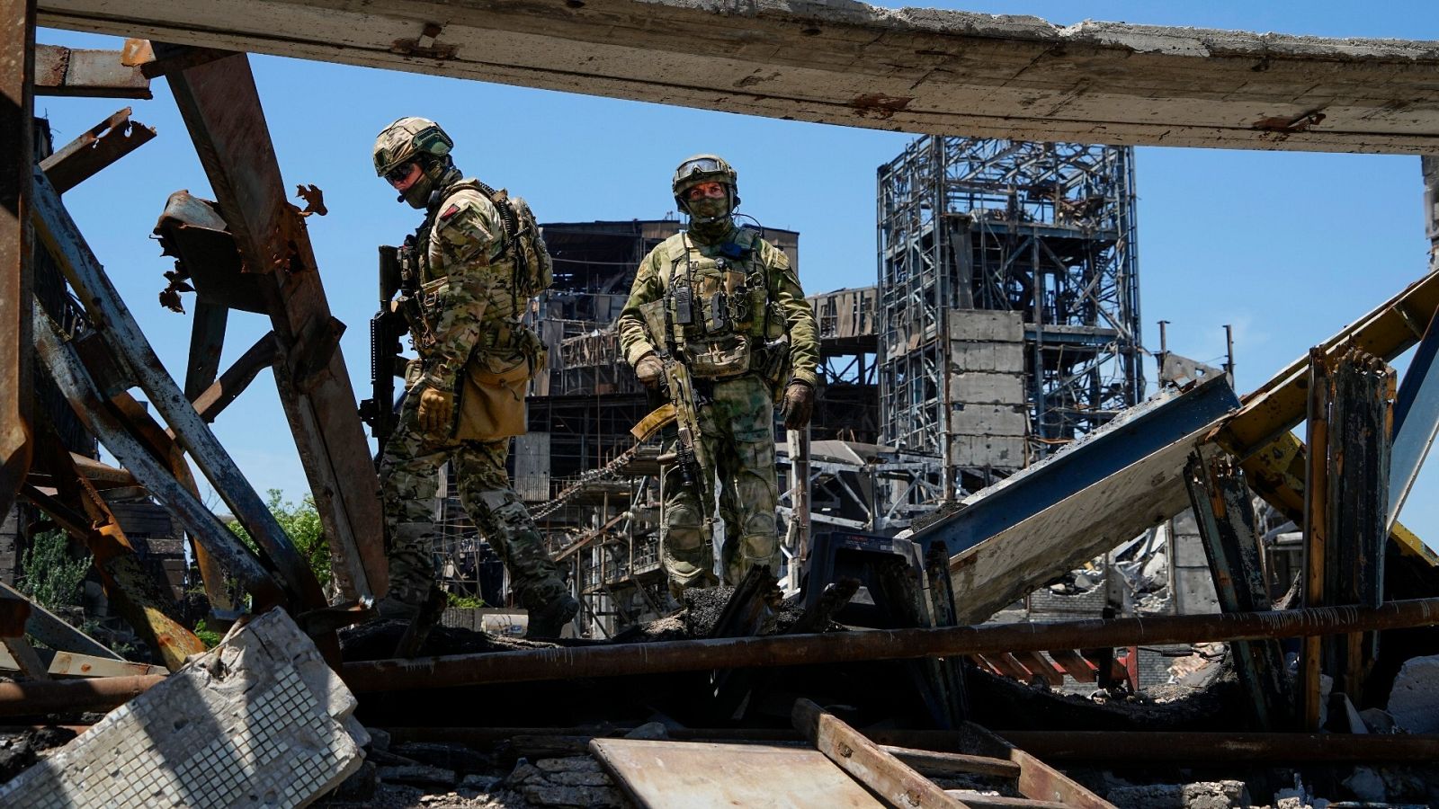 Soldados rusos caminan entre los escombros del combinado metalúrgico Azovstal, en Mariúpol