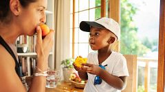 ¿Conoces la forma más saludable de comer frutas de hueso?