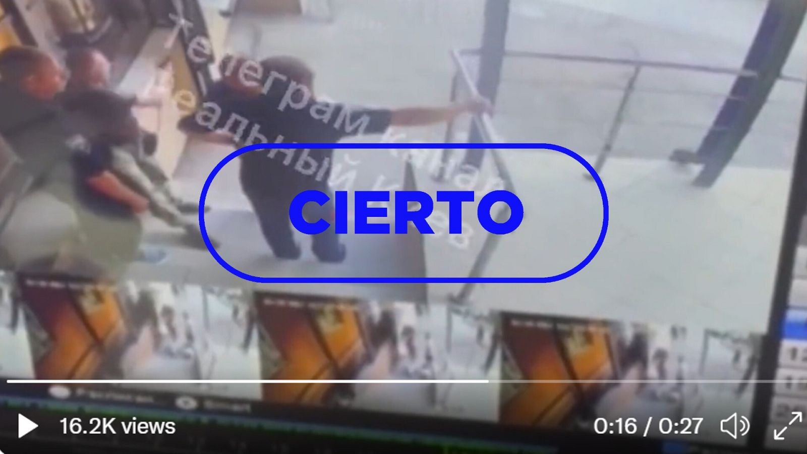 Imagen del vídeo en el que un militar ucraniano dispara hacia una zona con niños en Kiev