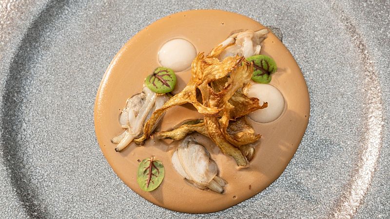 Receta de jud�as con almejas, alcachofas y esf�ricos de jam�n