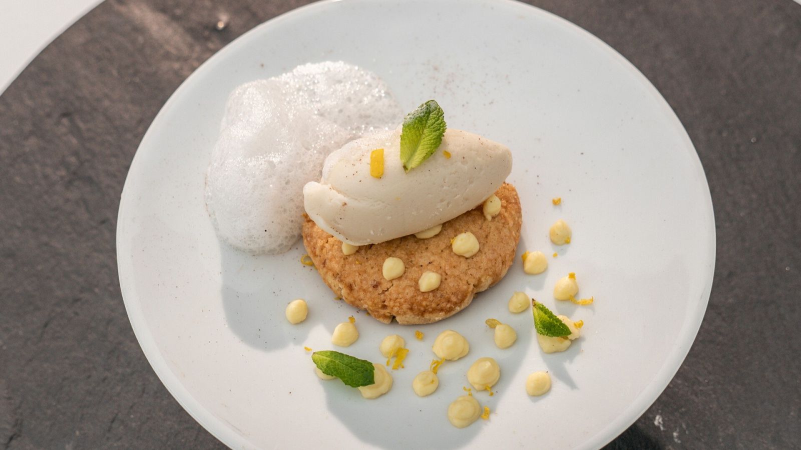 Receta de perrunillas con crema de limón y helado de almendra