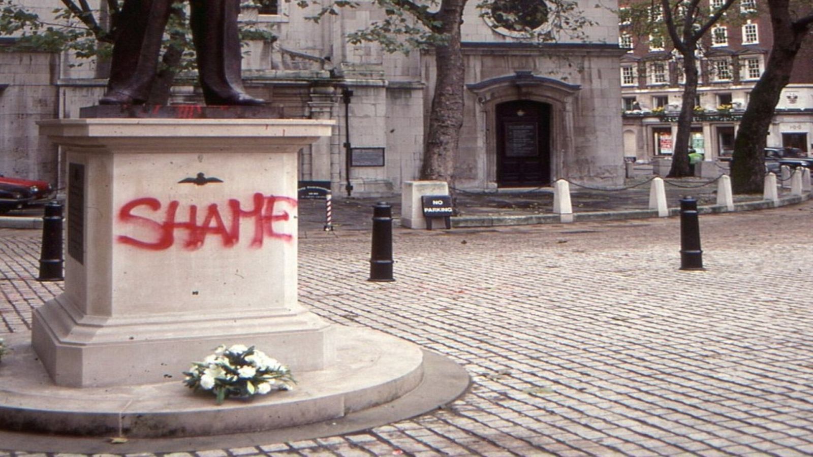 Se mantiene abierto en muchos países un fuerte debate sobre sí se deben mantener o retirar estatuas del espacio público porque lo que hacieron no debe juzgarse siglos después. Este no parece ser el caso de Arthur Harris