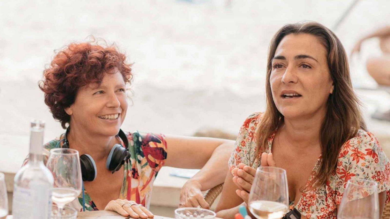 Iciar Bollain y Candela Peña en el rodaje de La boda de Rosa (2020)