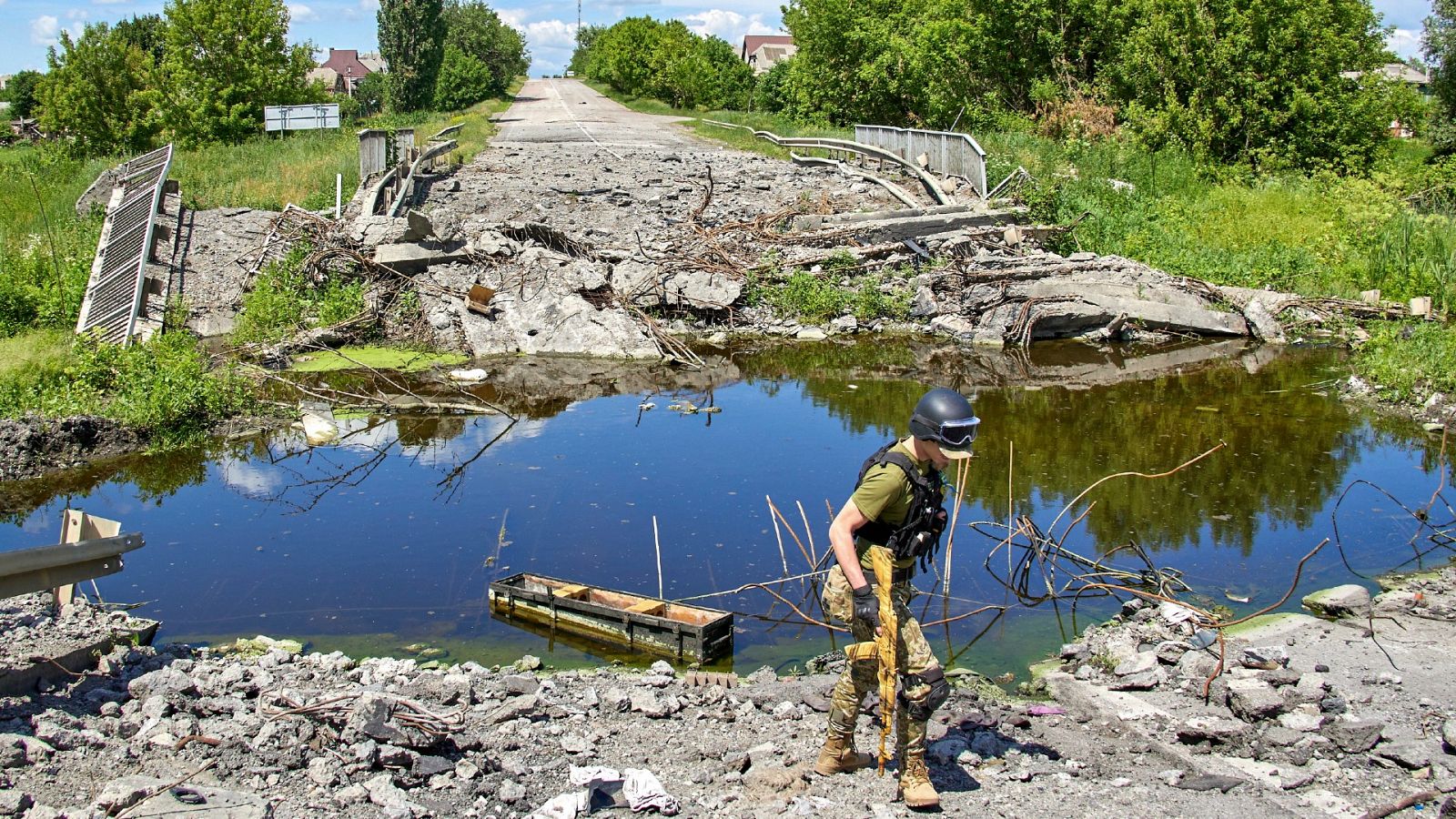 Puente dañado en Járkov