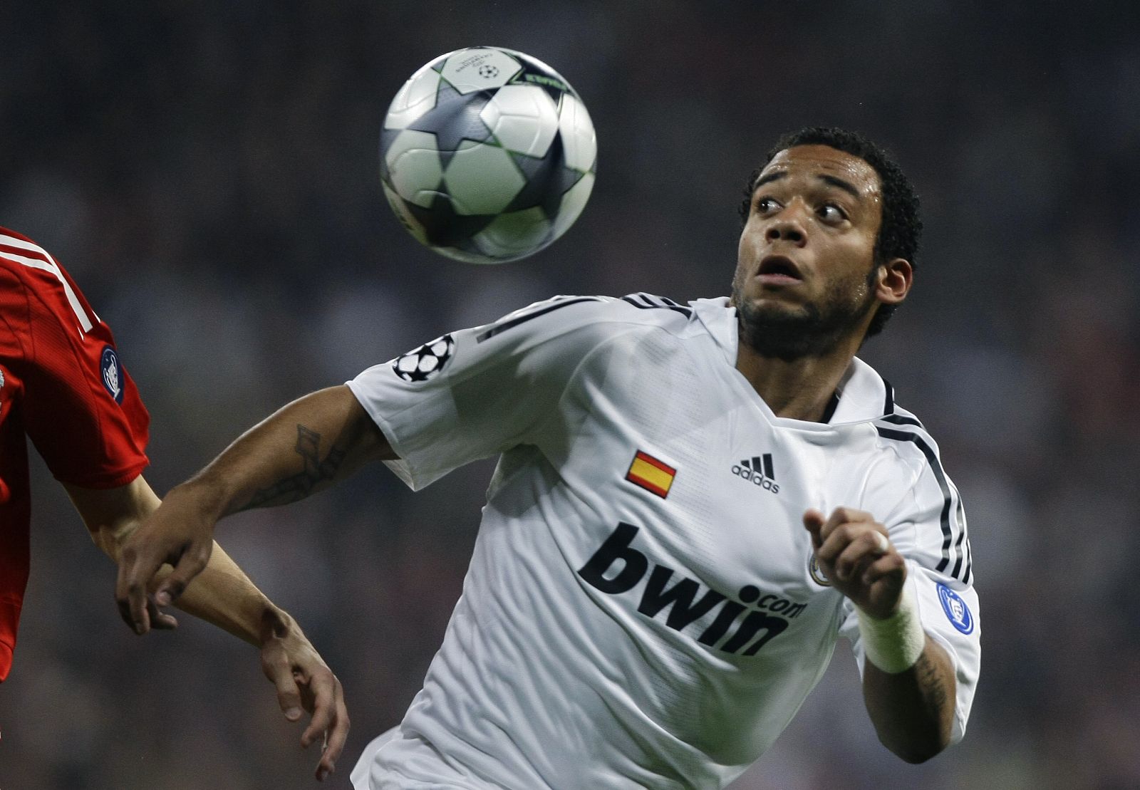Marcelo mira el balón durante el partido de Champions ante el Liverpool