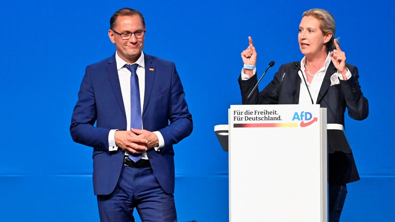Tino Chrupalla junto a Alice Weidel, líderes de Alternativa por Alemania