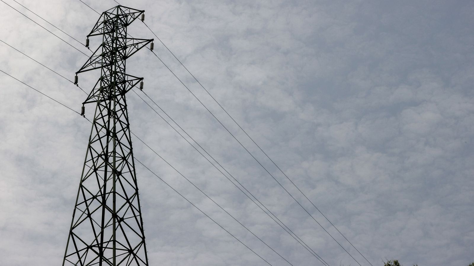 Una torre de red eléctrica de transporte de energía en un barrio de Bilbao
