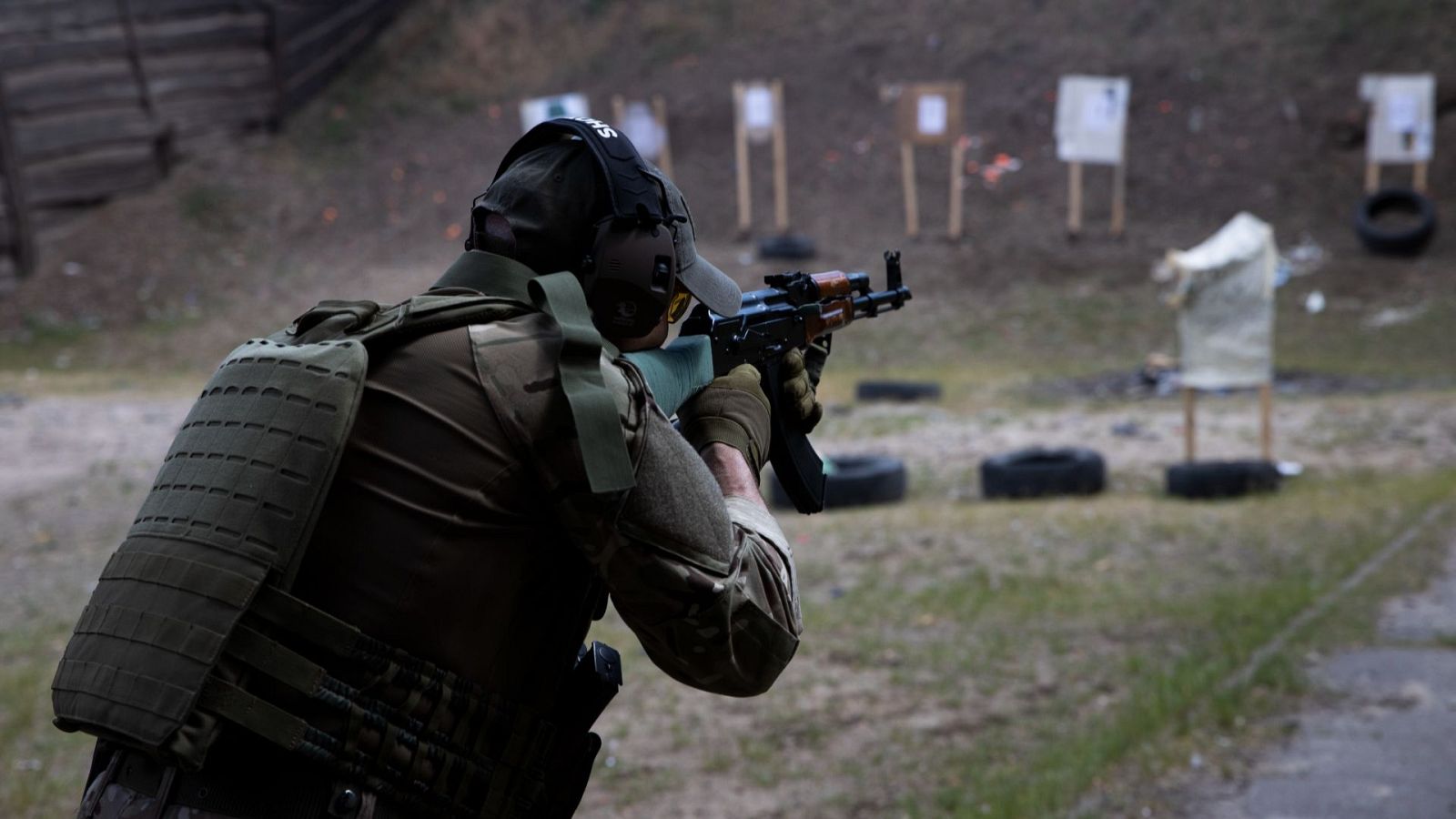 Voluntarios del Batallón Revancha entrenan en las afueras de Kiev