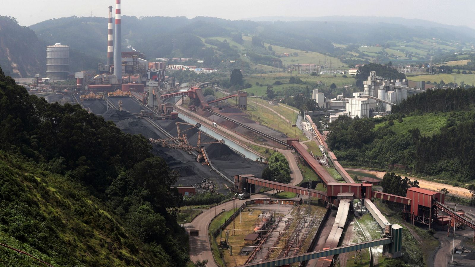 Central térmica cerca del puerto de Gijón