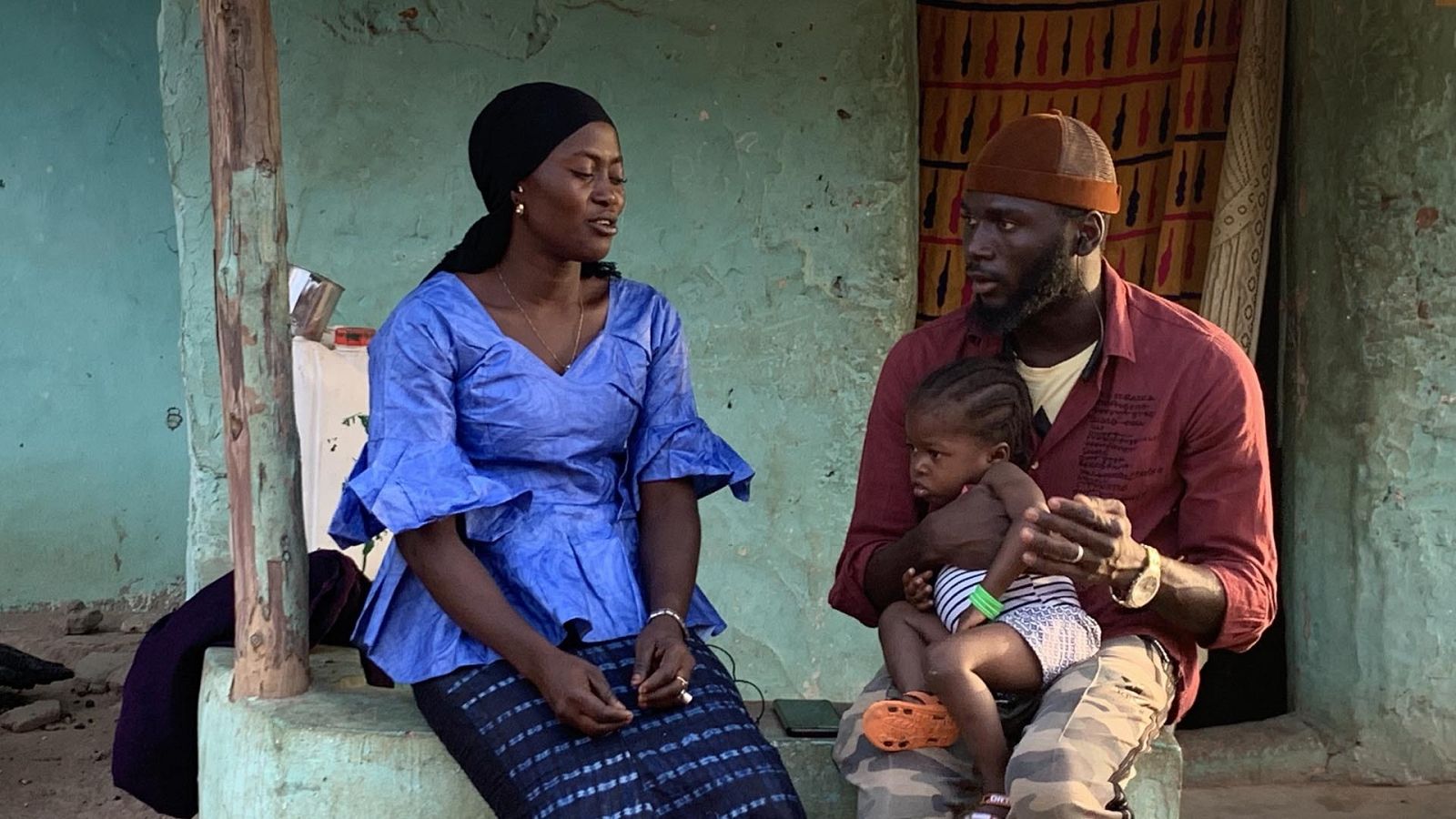Salim con su mujer y su hija