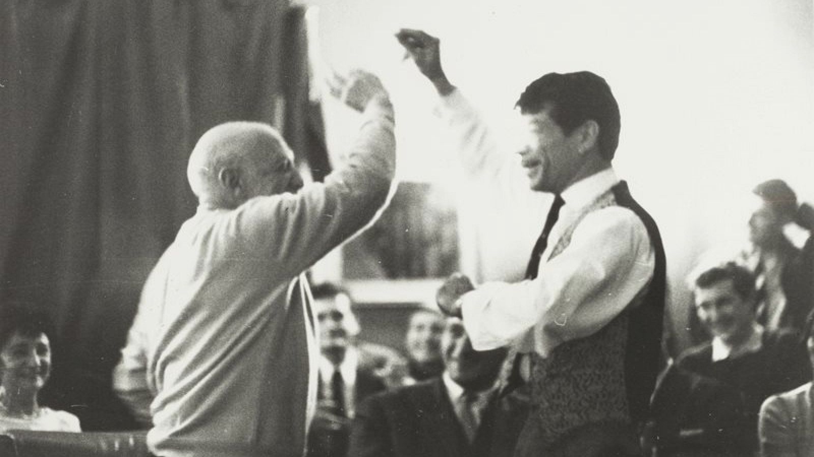 "Picasso en una fiesta gitana con Manitas de Plata, en el Hôtel du Forum Arlés". 30 de septiembre de1964. Museu Picasso, Barcelona.