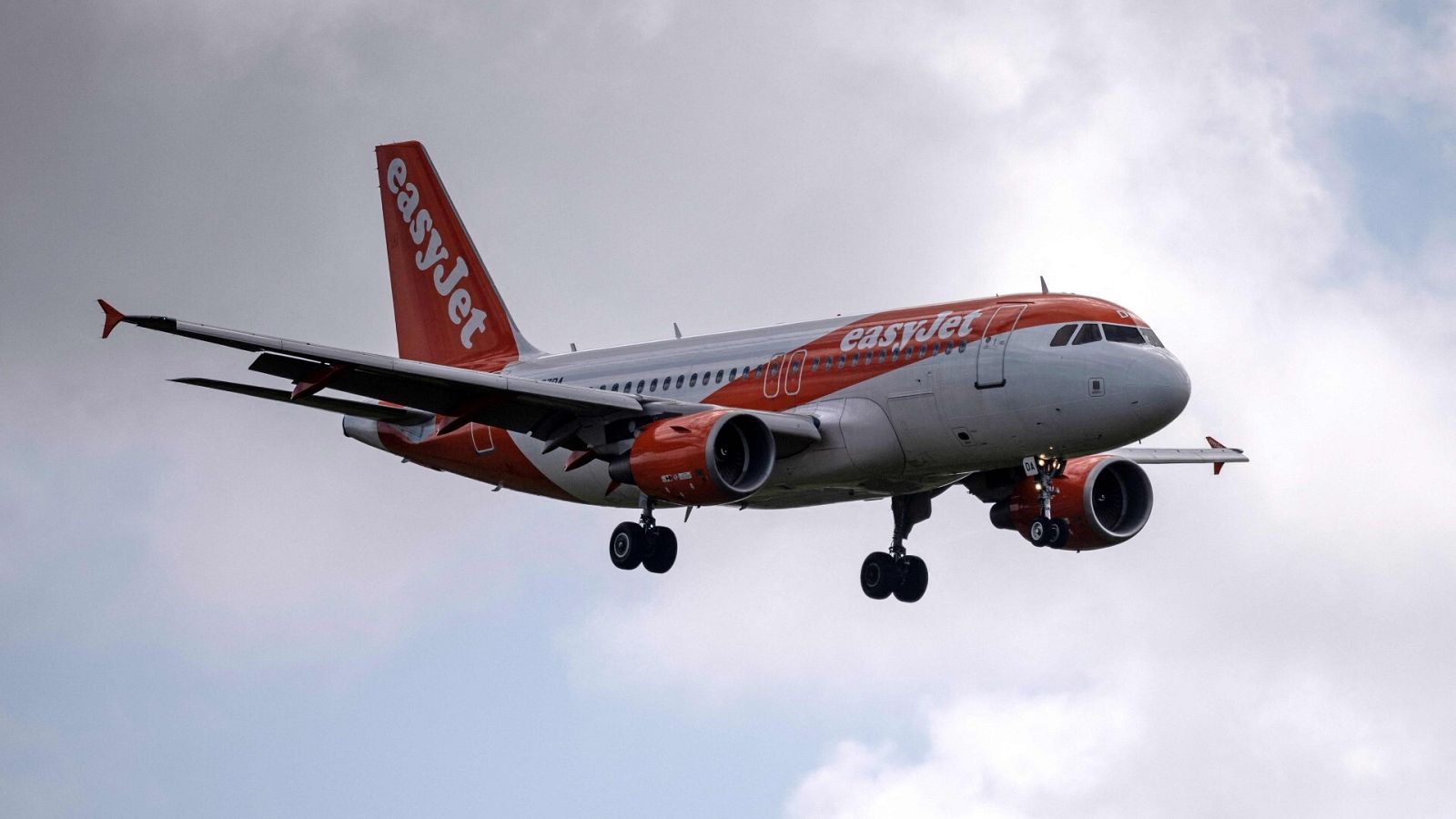 El Brexit obliga a easyJet a rechazar a unos 8.000 candidatos europeos, pese a la falta de personal