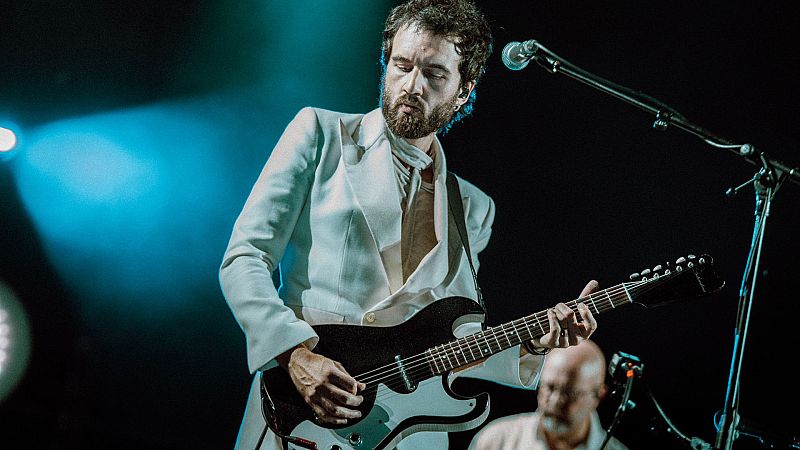 Vetusta Morla se viste de Otrura: así es el alucinante vestuario que la banda lleva en el concierto