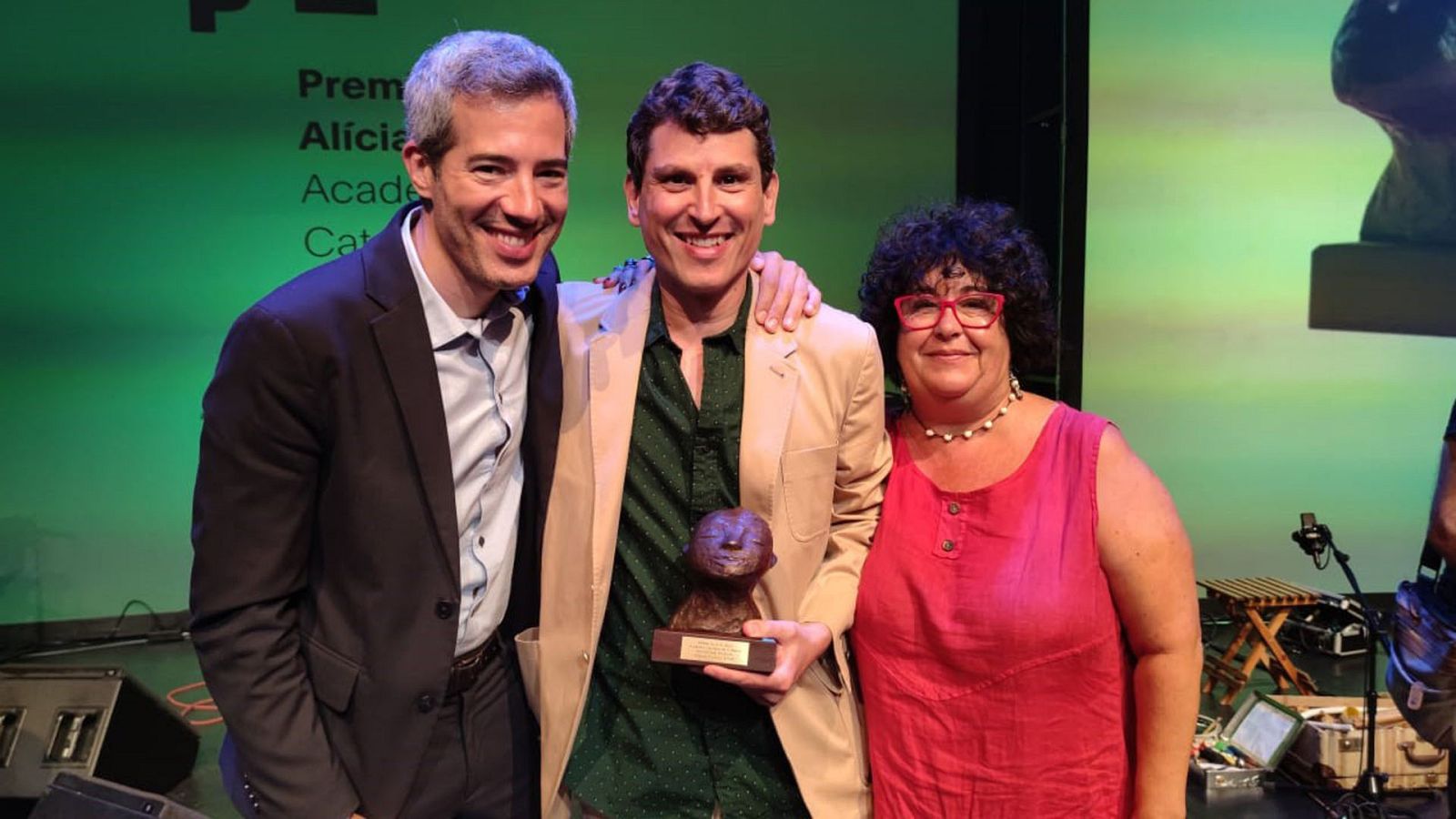 Oriol Nolis, Gonzalo Bello con el premio y Consol Saenz