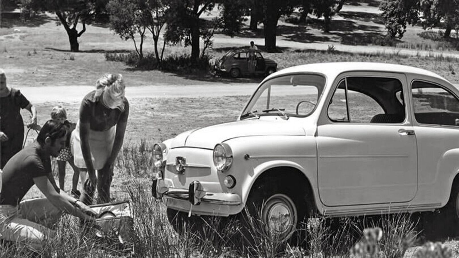 Las extensas familias ponían el equipaje en la baca del pequeño coche y emprendían su camino