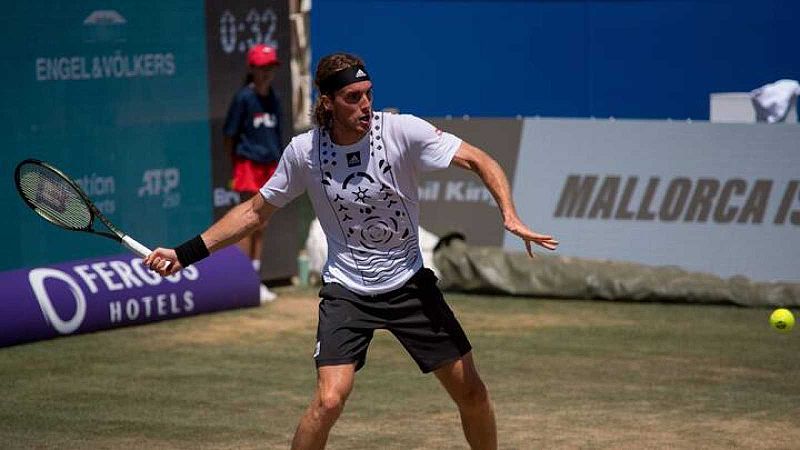 Stefanos Tsitsipas alza en Mallorca ante Roberto Bautista el primer título de su carrera sobre hierba