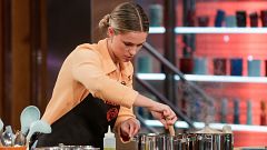 Verónica sale de las cocinas para pedir perdón a los comensales