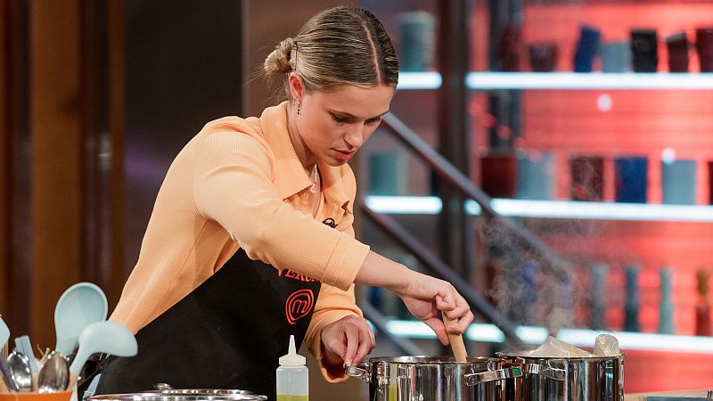 Verónica sale de las cocinas para pedir perdón a los comensales