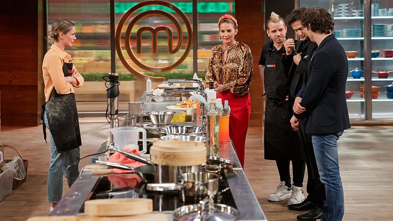 Verónica por fin entrega el pin de la inmunidad en MasterChef