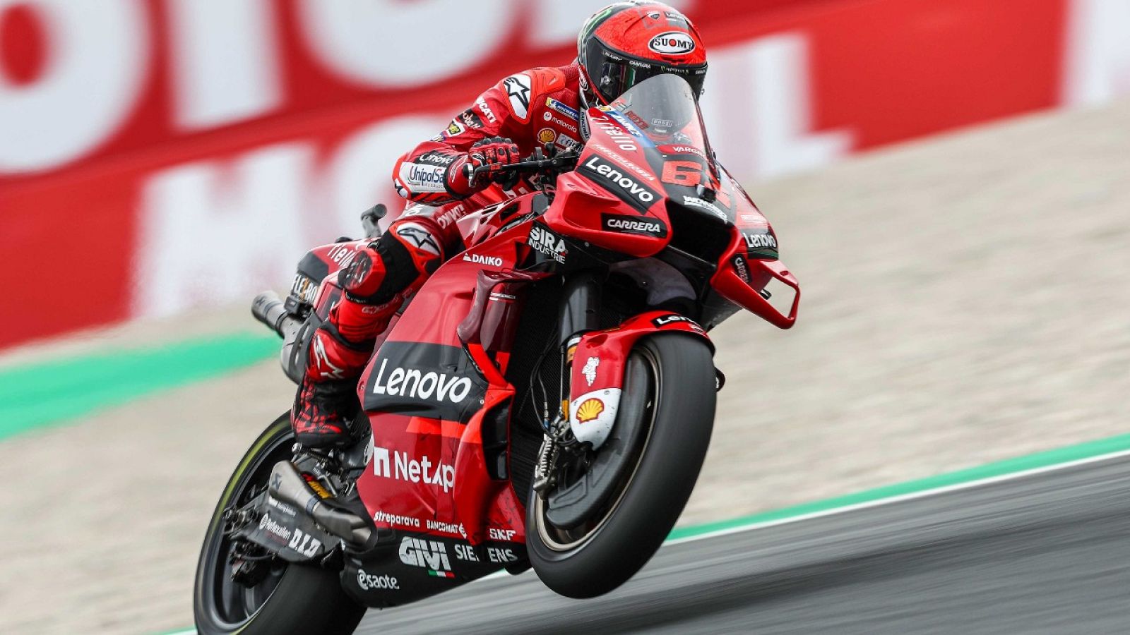 Bagnaia reina en el caos de Assen