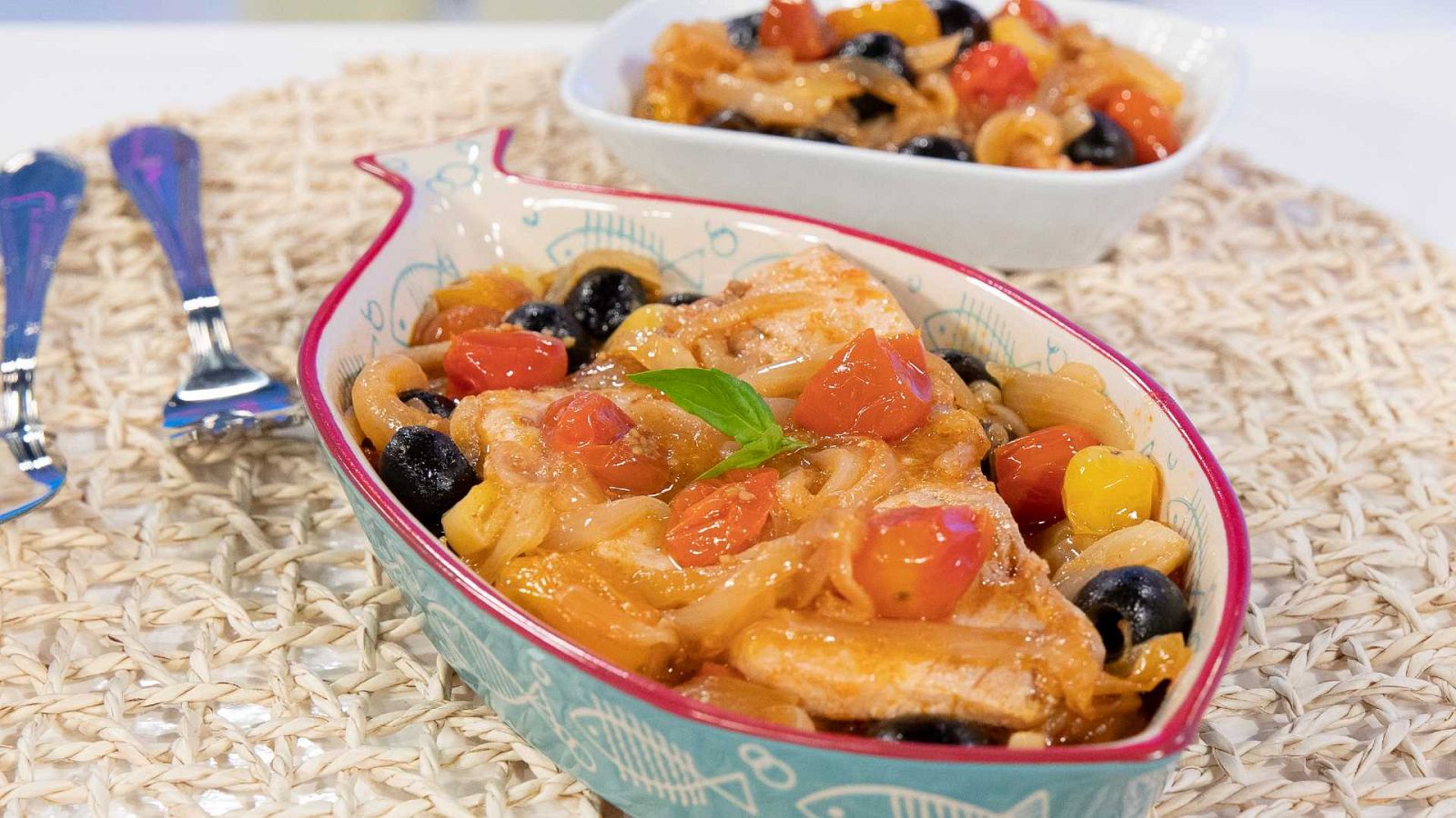 Dos bandejas de pez espada a la siciliana