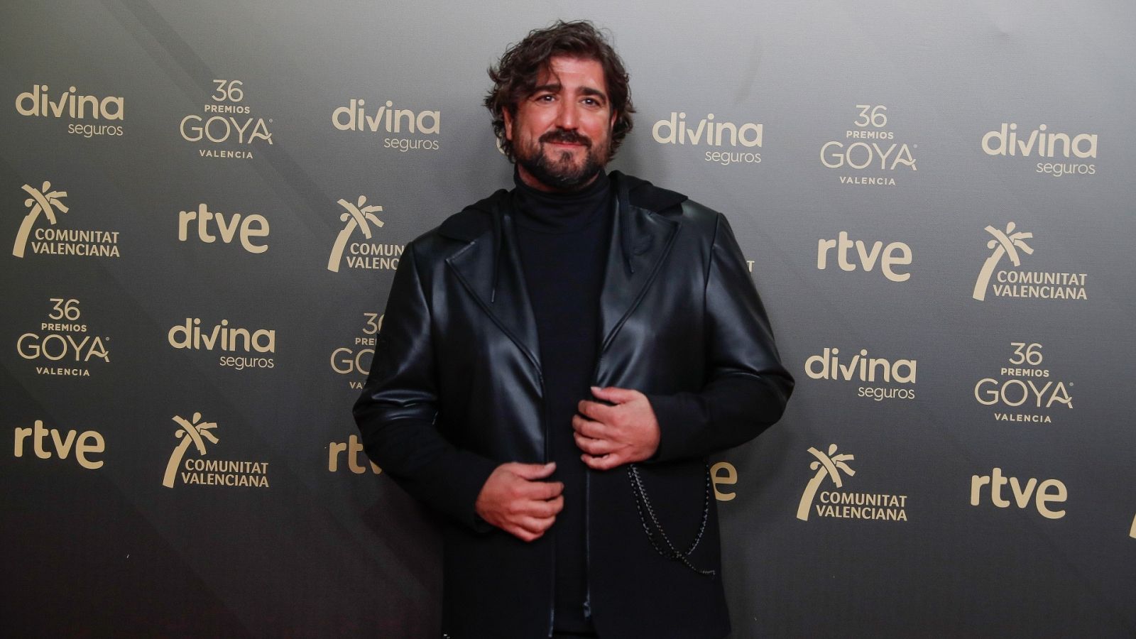 Posado del cantante Antonio Orozco