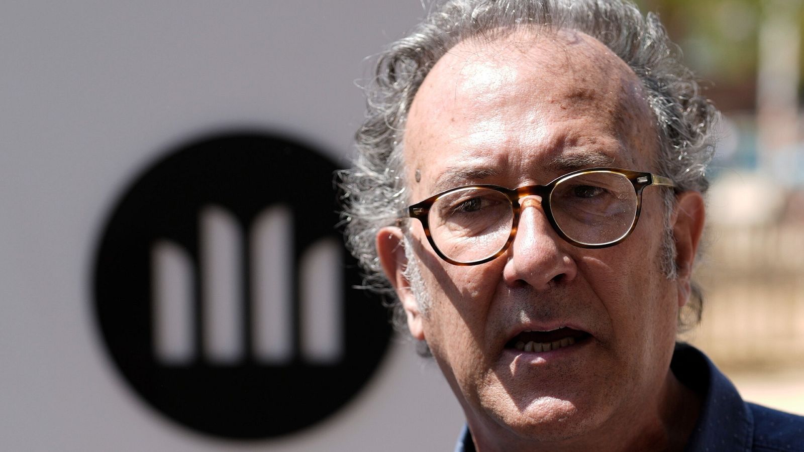 El presidente de Òmnium Cultural, Xavier Antich, atiende a los medios de comunicación